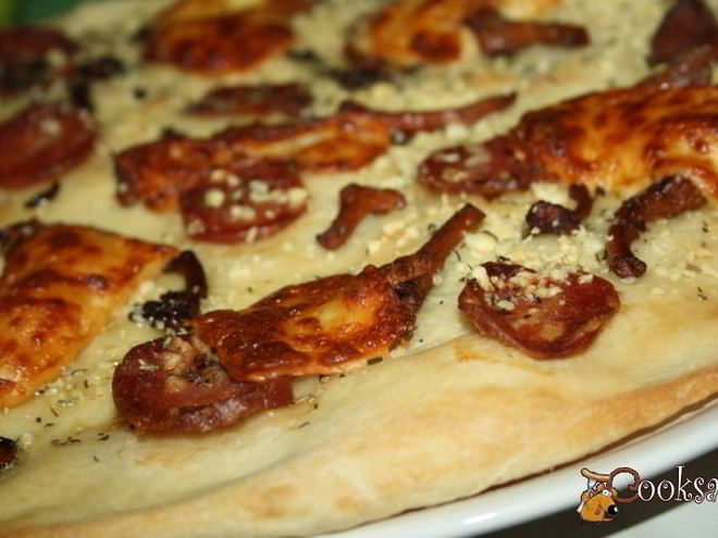 Рецепт пиццы с лисичками и сыровяленой колбасой