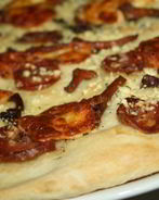 Пицца с лисичками и сыровяленой колбасой