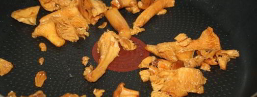 пицца с лисичками и сыровяленой колбасой. Шаг 3