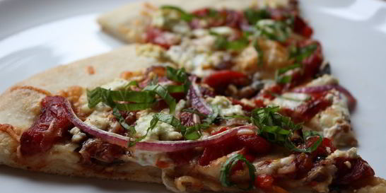 Пицца с луком и колбасой