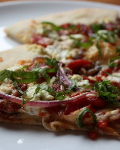 Пицца с луком и колбасой