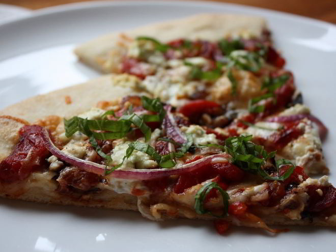 Рецепт пиццы с луком и колбасой