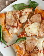 Пицца с луком из цельнозерновой муки