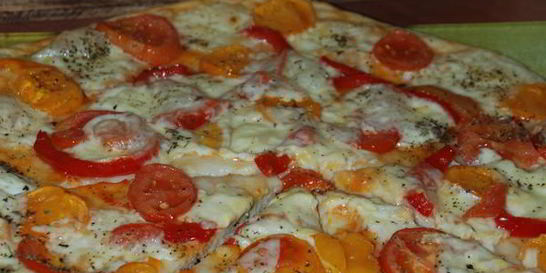 Пицца с моцареллой и помидорами