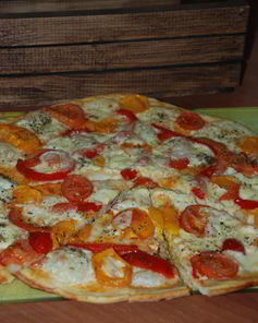 Пицца с моцареллой и помидорами