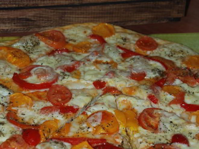 Рецепт пиццы с моцареллой и помидорами