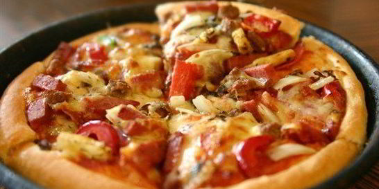 Пицца с пепперони и сладким перцем