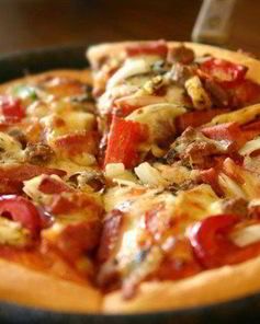 Пицца с пепперони и сладким перцем