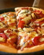 Пицца с пепперони и сладким перцем