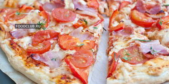 Пицца с помидорами и беконом