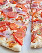 Пицца с помидорами и беконом