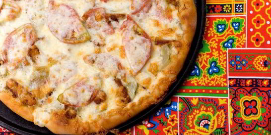 Пицца с помидорами и огурцами