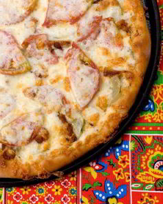 Пицца с помидорами и огурцами