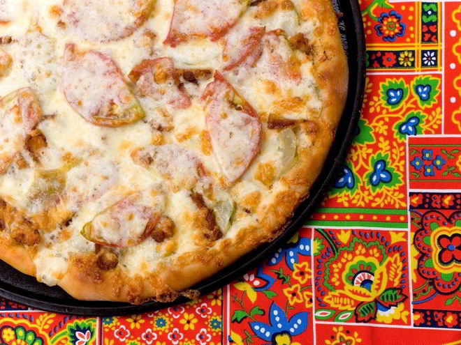 Рецепт пиццы с помидорами и огурцами