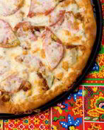 Пицца с помидорами и огурцами