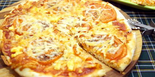 Пицца с помидорами