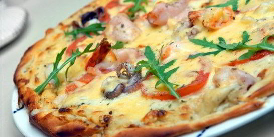 Пицца с рыбой, крабами и соусом из морской капустой