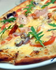 Пицца с рыбой, крабами и соусом из морской капустой