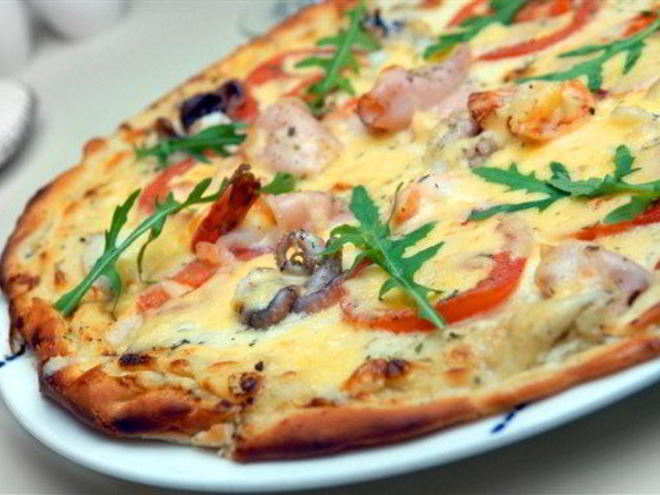 Рецепт пиццы с рыбой, крабами и соусом из морской капустой