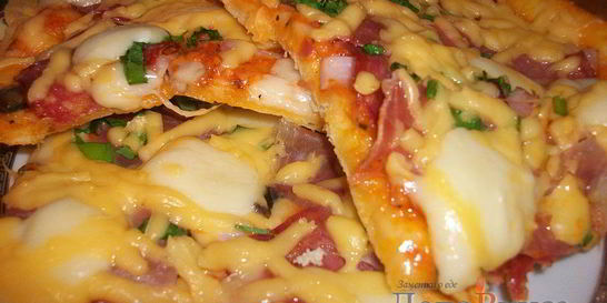 Пицца с салями, беконом, моцареллой, грибами, прошутто и сыром
