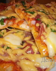 Пицца с салями, беконом, моцареллой, грибами, прошутто и сыром