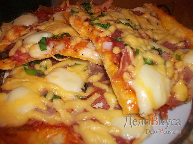 Рецепт пиццы с салями, беконом, моцареллой, грибами, прошутто и сыром