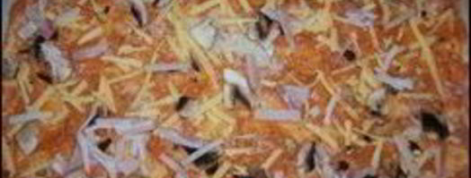 пицца с салями, беконом, моцареллой, грибами, прошутто и сыром. Шаг 13