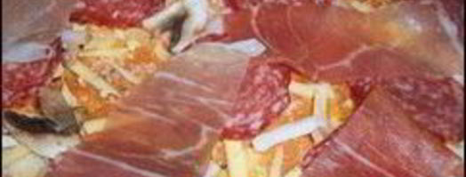 пицца с салями, беконом, моцареллой, грибами, прошутто и сыром. Шаг 14