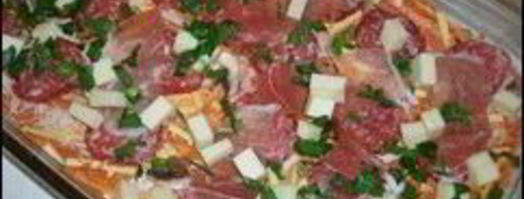 пицца с салями, беконом, моцареллой, грибами, прошутто и сыром. Шаг 15