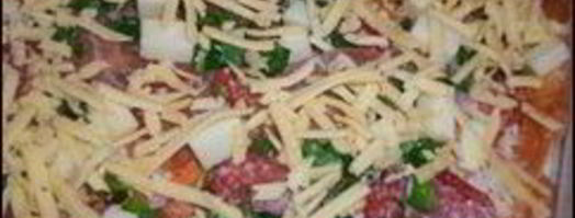 пицца с салями, беконом, моцареллой, грибами, прошутто и сыром. Шаг 16