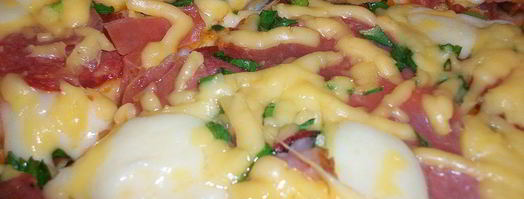 пицца с салями, беконом, моцареллой, грибами, прошутто и сыром. Шаг 18