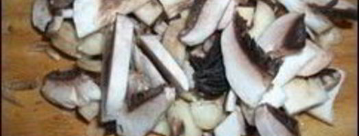 пицца с салями, беконом, моцареллой, грибами, прошутто и сыром. Шаг 3