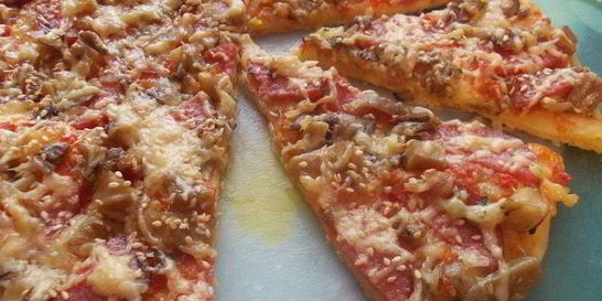 Пицца с салями и грибами