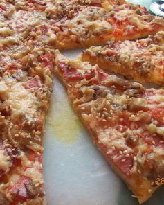 Пицца с салями и грибами