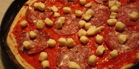 Пицца с салями и сыром