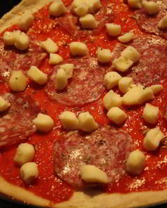 Пицца с салями и сыром