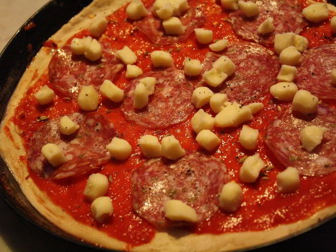 Рецепт пиццы с салями и сыром