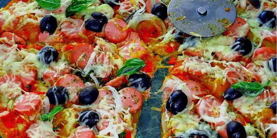 Пицца с сосисками и маслинами