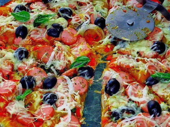 Рецепт пиццы с сосисками и маслинами