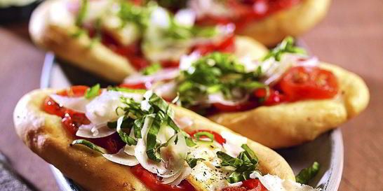 Пицца с томатами и козьим сыром