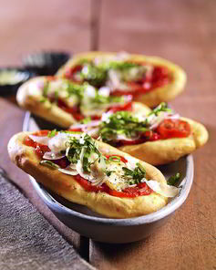 Пицца с томатами и козьим сыром