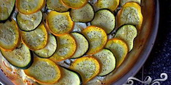 Пицца с цуккини и козьим сыром