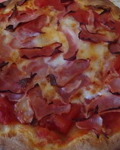 Пицца с ветчиной и помидорами
