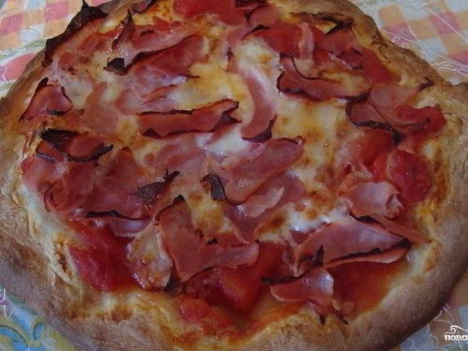 Рецепт пиццы с ветчиной и помидорами