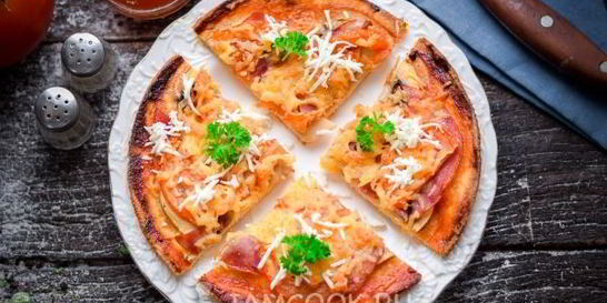 Пицца с ветчиной, сыром и помидорами