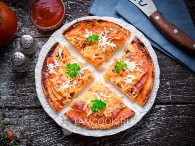Рецепт пиццы с ветчиной, сыром и помидорами