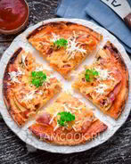 Пицца с ветчиной, сыром и помидорами