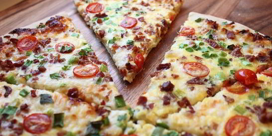 Пицца с яйцом и колбасой