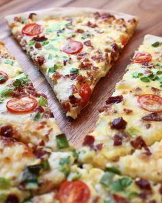 Пицца с яйцом и колбасой