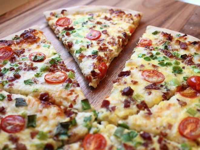 Рецепт пиццы с яйцом и колбасой